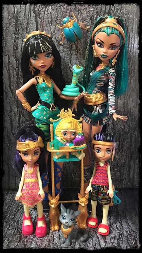 monster high cleo family.